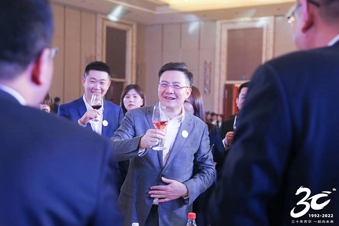 20221128司慶老板敬酒壓縮 (2).jpg